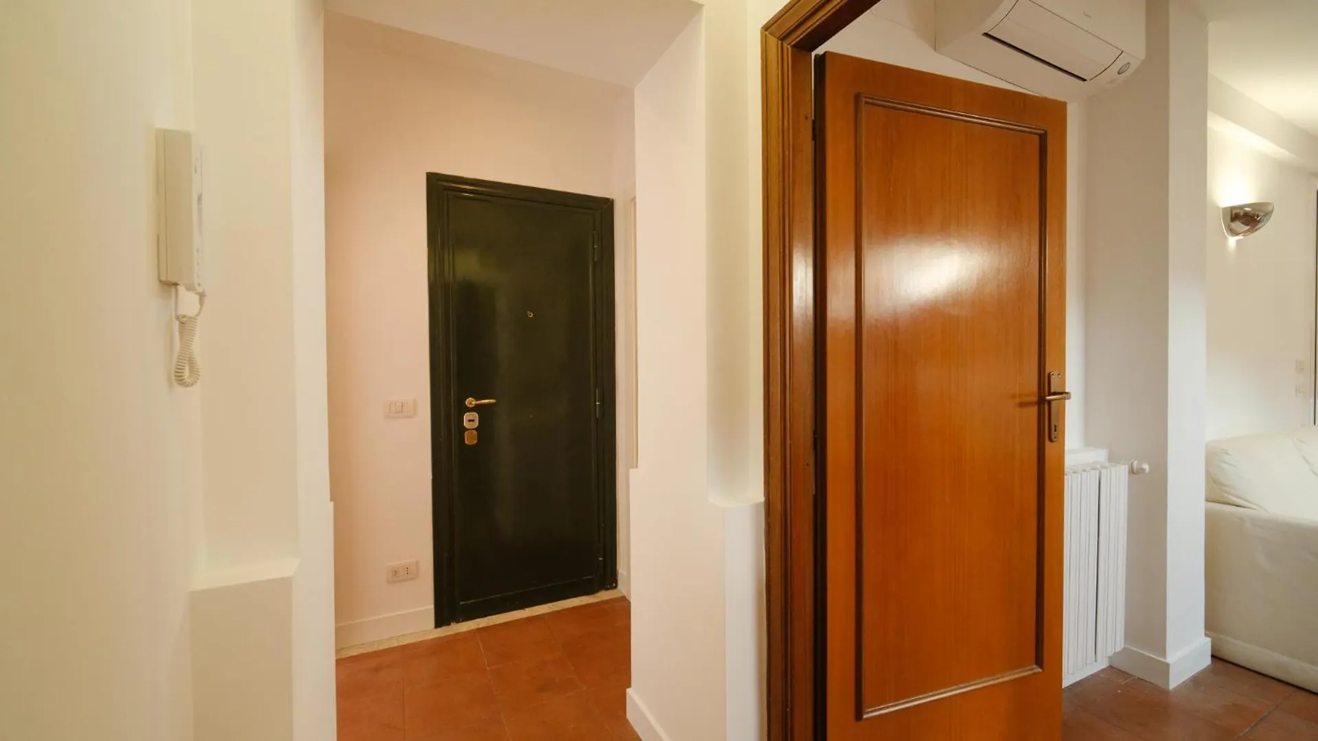 Juan'S Trevi Apartment Buddyrent Ρώμη